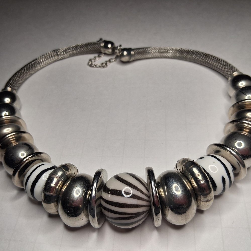 Qveen Herby Style - Vintage Striped Mouth-blown Glass Beaded Necklace - Picture 2 of 3